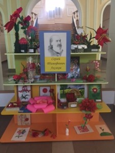 В начальной школе открылась передвижная выставка детских поделок. В сентябре она посвящена сказке С.Т. Аксакова "Аленький цветочек". 